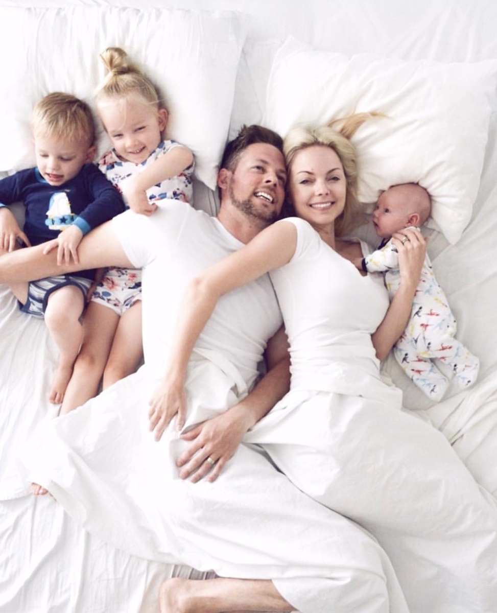 Быть мамой троих детей. Семья с тремя детьми. Фотосессия с тремя детьми. Красивая семья. Семья со счастливым ребёнком.