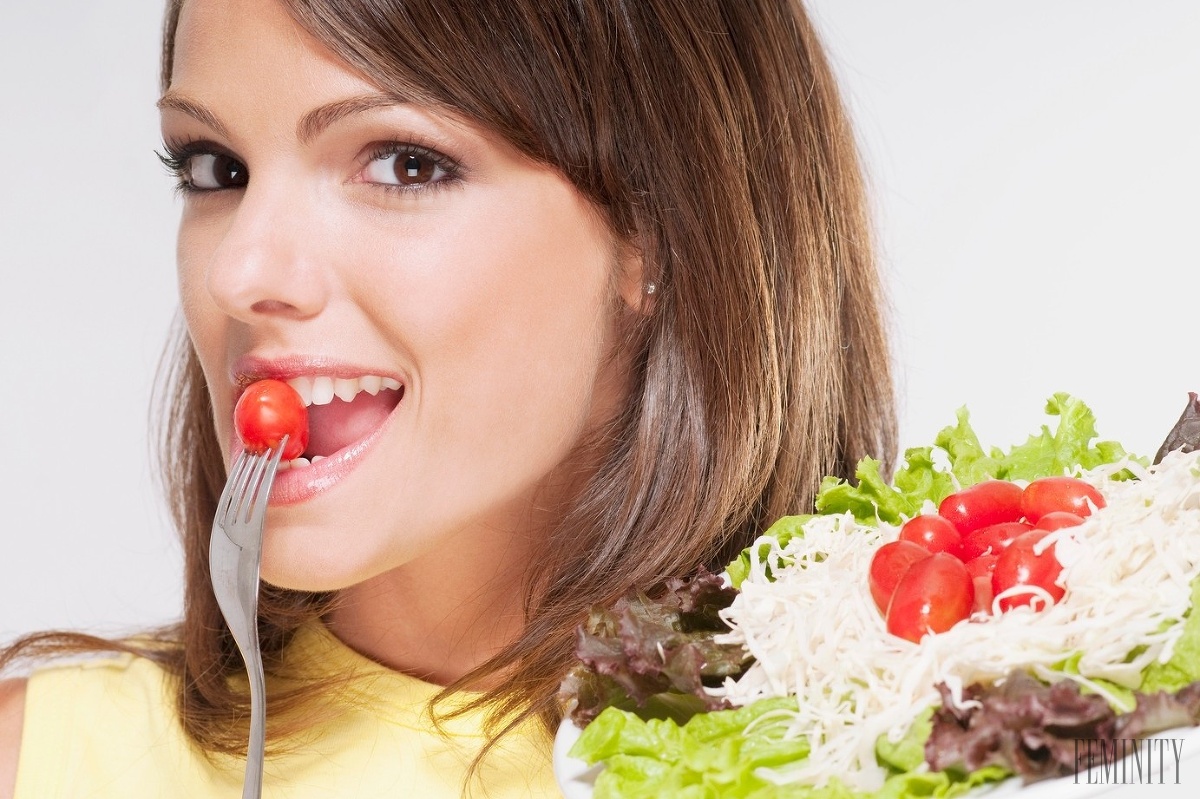 Женщины полезные свойства. Вягра женщина полезны. A she is eating Tomatoes.