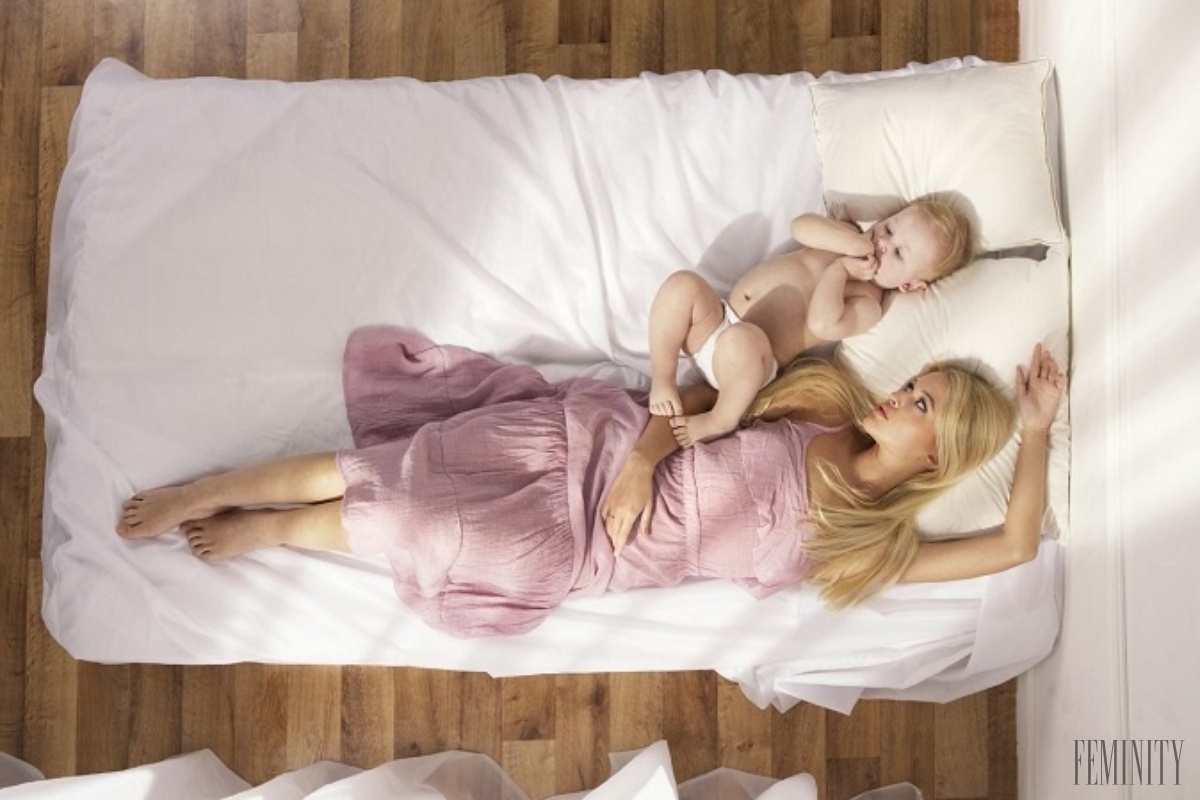 Молодая мама в постели. Младенец и мама на кровате. Фотосессия с дочкой на кровати. Мама у кровати ребенка. Мама и дочка возле кровати.