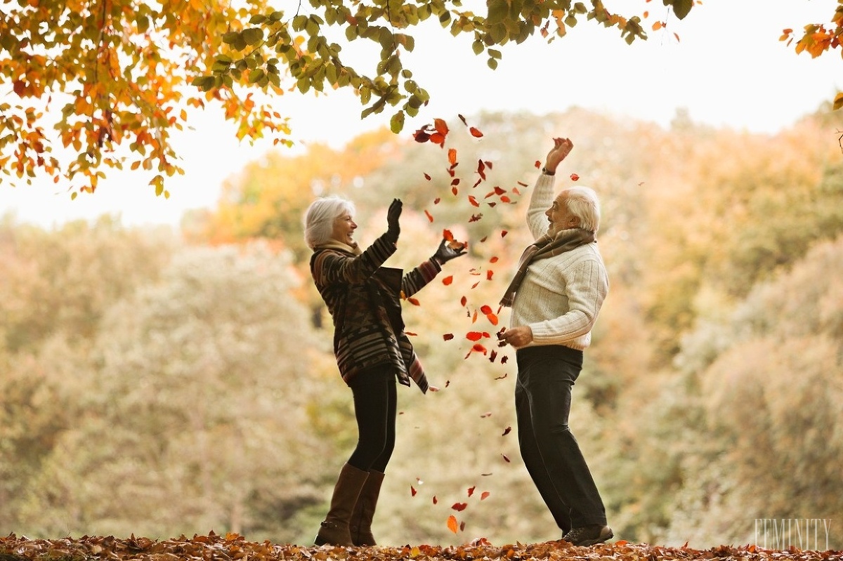 Танец пожилых людей с осенними листьями