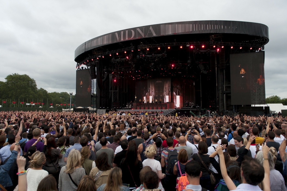 Где проходят концерты. Hyde Park London концерты. Концерт Мадонны в гайд парке. Hyde Park London сцена. Гайд-парк the MDNA Tour.