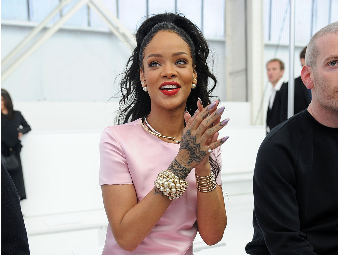 Rihanna je rebelka s anjeským výrazom