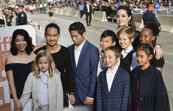 Herečka Angelina Jolie sa zvláda starať o svoju veľkú rodinu
