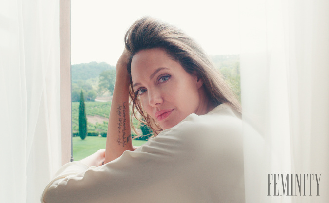 Angelina je znázornená v Provence, kde rastie levanduľa Carla