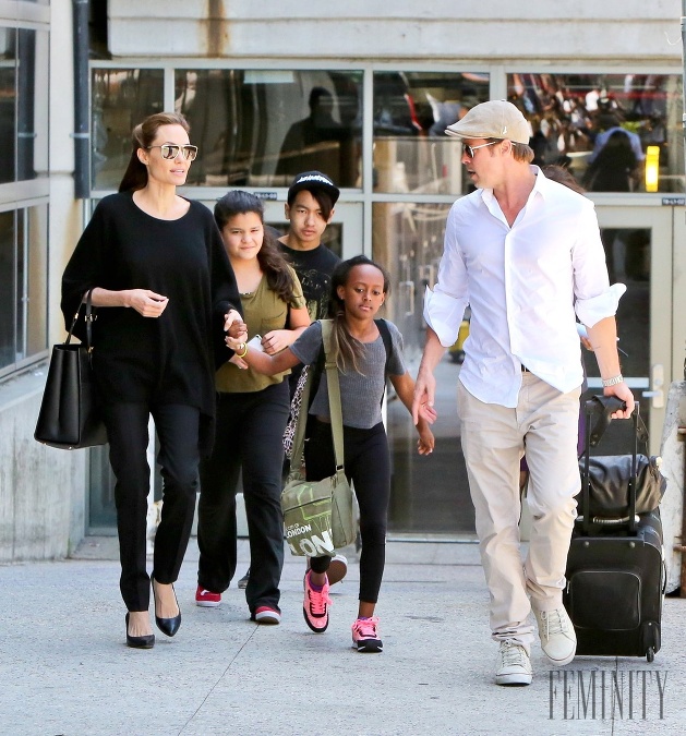 Angelina Jolie a Brad Pitt podľa magazínu OK! plánujú siedme dieťa