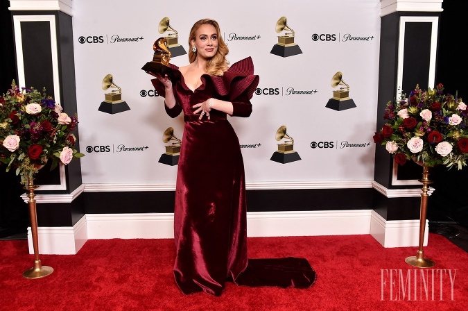 Speváčka Adele sa predviedla  v malinových zamatových šatách s výraznými ramenami z módneho domu Louis Vuitton. 