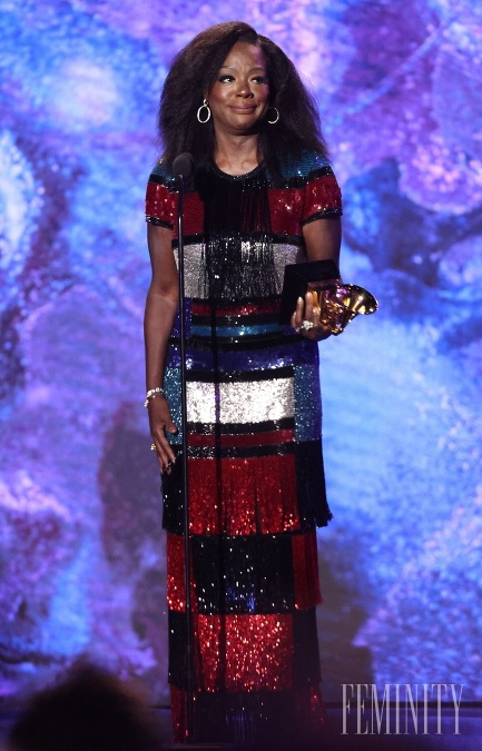 Americká herečka a držiteľka Oscara, Viola davis, si cenu EGOT prevzala vo flitrových šatách od Naeema Khana. 