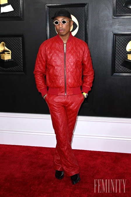 Hudobník a dnes už aj módny návrhár, Pharrell Williams, sa v tento významný večer Grammy ukázal v červenej kožennej teplákovej súprave. 
