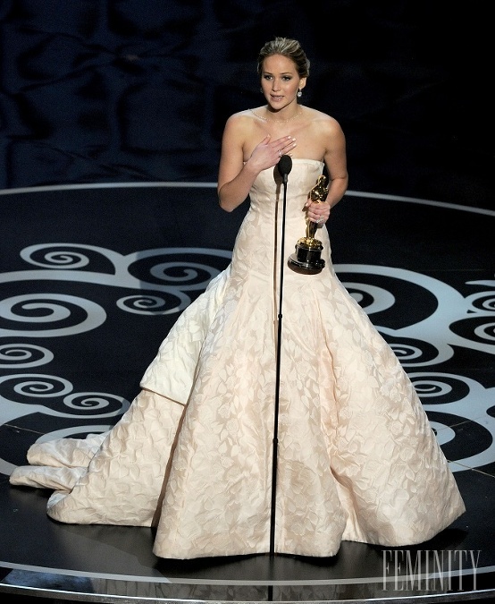 V prekrásnej krémovej róbe značky Dior si Jennifer prebrala svojho prvého Oscara 