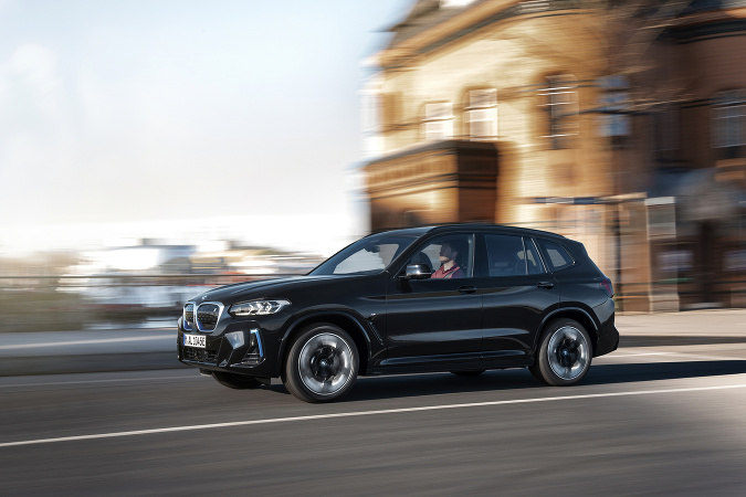 V rámci svojej elektrifikačnej ofenzívy sa model BMW iX3 dočkal dôkladnej modernizácie, ktorá zvýrazňuje športovú auru tohto čisto elektrického vozidla z kategórie Sports Activity Vehicle (SAV) s výkonom 210 kW (286 k) a krútiacim momentom 400 Nm