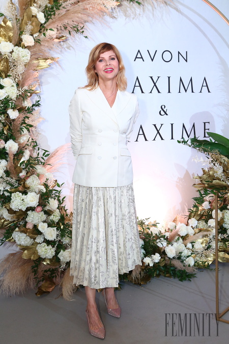 Moderátorka Soňa Müllerová má v obľube sukne v midi dĺžke a tentokrát jednu takú skombinovala s bielym dvojradovým sakom