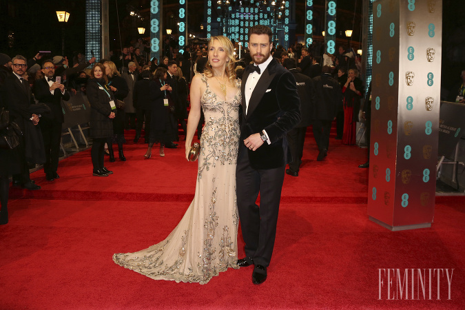 Režisérka Sam Taylor-Johnson so svojím mnaželom Aaronom Taylor-Johnsonom prichádzajú na udeľovanie cien BAFTA