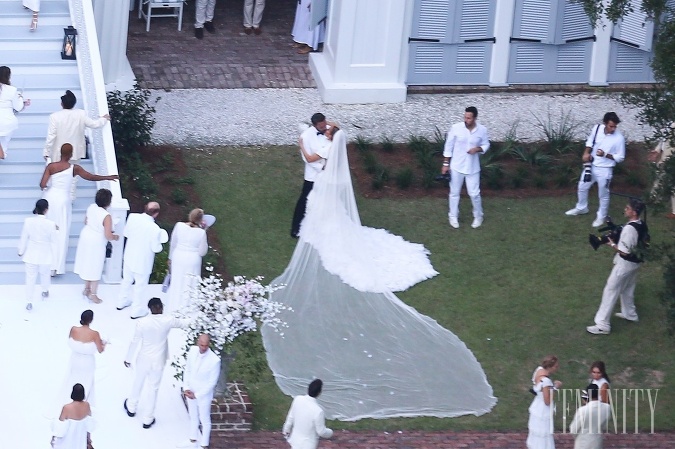 Exkluzívne paparazzi zábery z malebnej svadby J Lo a Bena Afflecka: Nevesta zažiarila v šatách s vlečkou dlhou 6 metrov