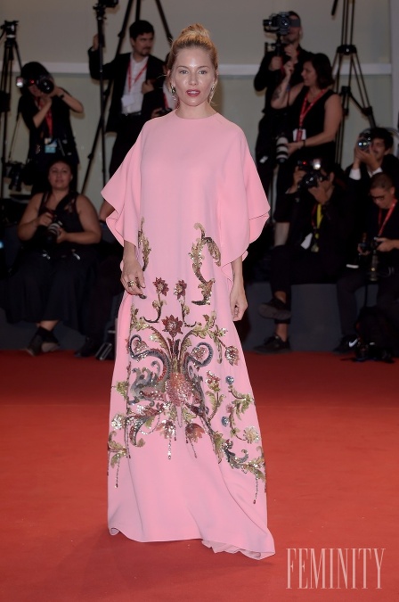 Britská herečka Sienna Miller prišla na premiéru filmu The Laundromat v ružovej vyšívanej róbe značky Gucci