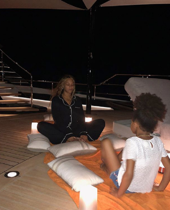 Spoločné večerné meditovanie si Blue Ivy a mama Beyoncé nenechali ujsť ani na dovolenke