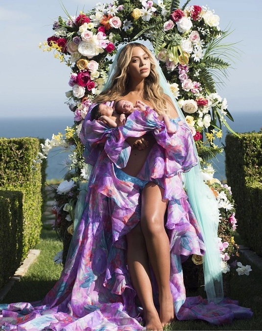 Dvojičky, ktoré Beyoncé porodila začiatkom tohto leta, majú dnes už zopár mesiacov a zatiaľ bola zverejnená len jedna fotografia mamy so svojimi ratolesťami