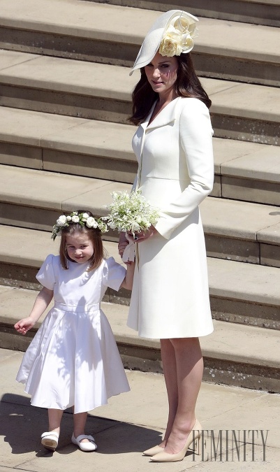 Kate siahla po elegantnom bielom kabáte s klobúkom aj na svadbe svojho švagra, princa Harryho a Meghan Markle