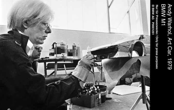 Andy Warhol zrealizoval ideu vozidla BMW M1 ART CAR podľa svojich umeleckých predstáv za 28 minút a minul pritom 6 kilogramov farby