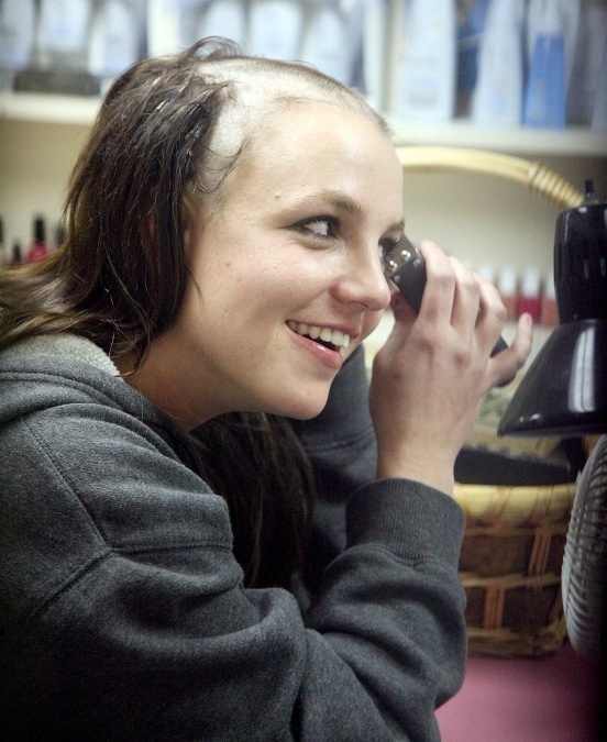 Britney Spears si v kaderníctve v roku 2007 oholila hlavu