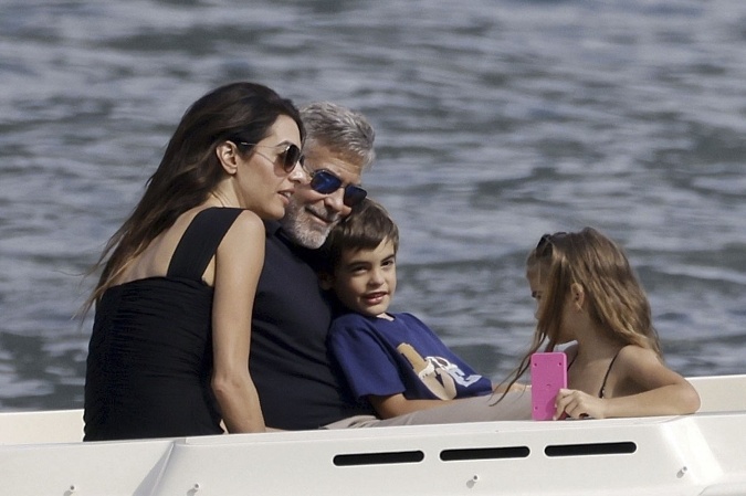 George Clooney s Amal a ich deťmi Ellou a Alexandrom
