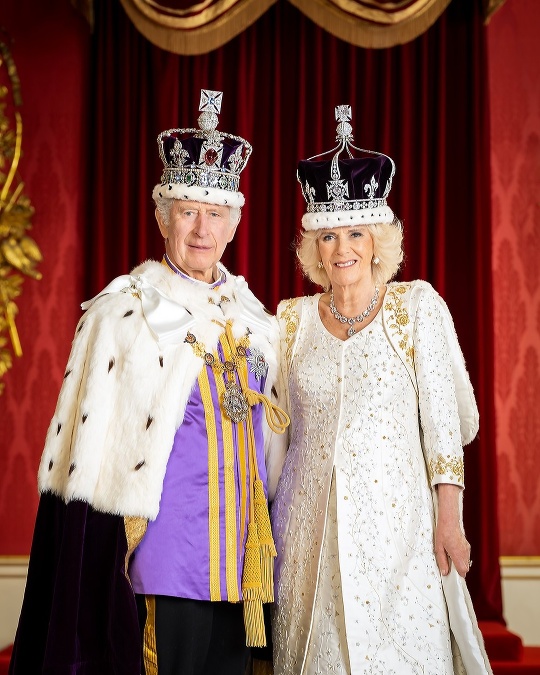 Kráľ Karol III. a kráľovná-manželka Kamila