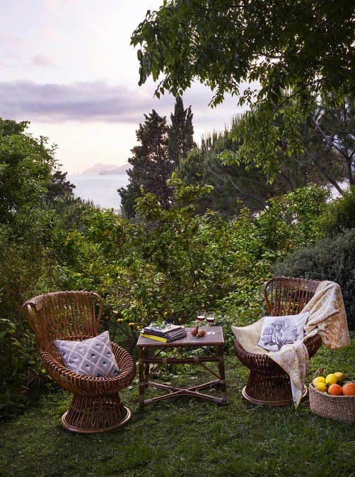 Romantické posedenie v záhrade oceníte hlavne po dlhom dni strávenom v kancelárii