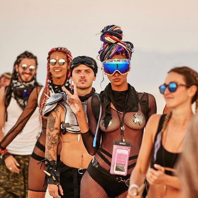 Ako inak, aj modelka Lais Ribeiro, sa poriadne vybláznila pri výbere oblečenia na Burning man 2018