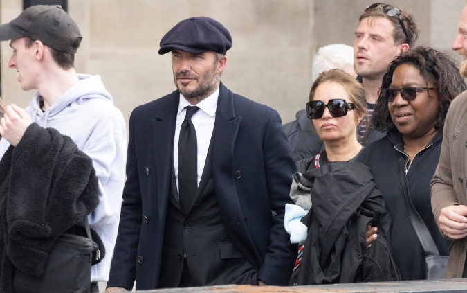 David Beckham čakal pol dňa v rade, aby vzdal hold zosnulej kráľovnej Alžbete II. 
