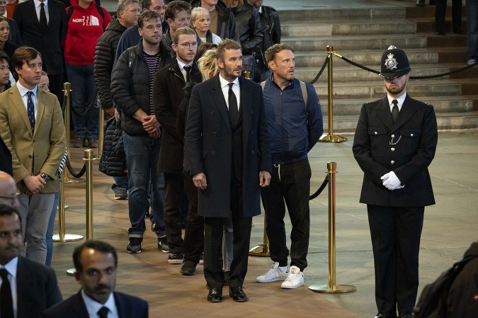 David Beckham čakal pol dňa v rade, aby vzdal hold zosnulej kráľovnej Alžbete II. 