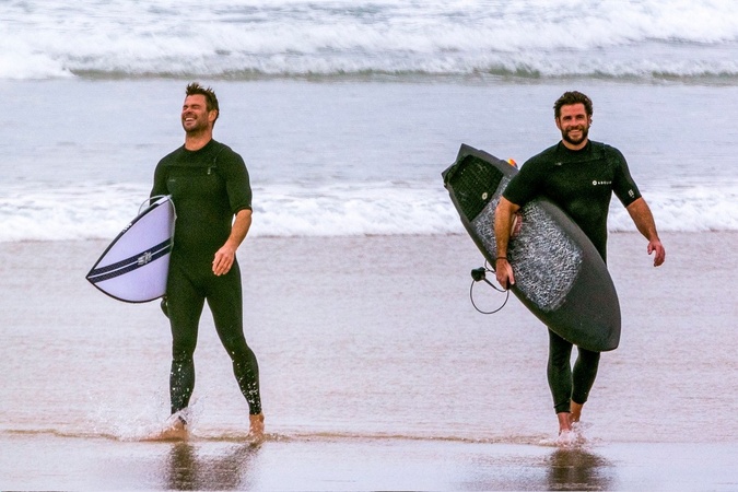 Chris Hemsworth (vľavo) spolu s bratom na pláži v rodnej Austrálii