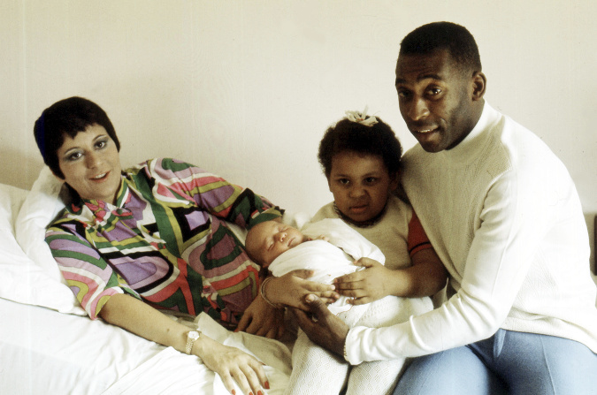 Pelé s vtedajšou manželkou Rosemeri, ktorá mu priviedla na svet dcérku Kelly a synčeka Edsona