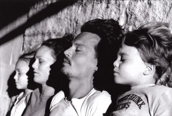 Johnny Depp s Vanessou Paradis a ich dvoma deťmi, keď boli menšie
