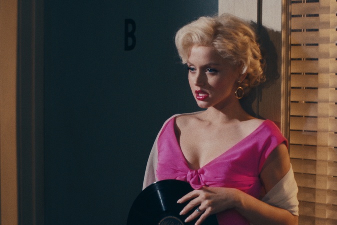 Očarujúca Ana de Armas v ružovej róbe na benátskej premiére filmu Blonde