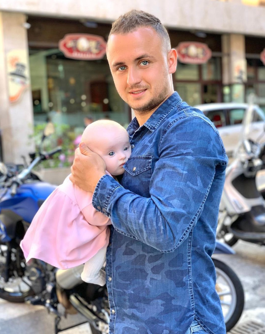 Stanislav Lobotka s Lindou, keď bola ešte bábätko