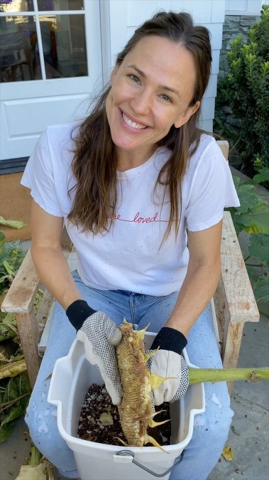 Jennifer Garner napĺňajú i bežné práce okolo domu či v záhrade