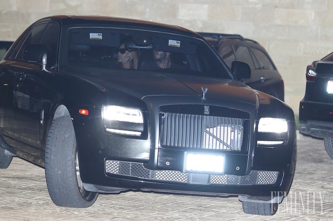 Victoria Beckham s manželom Davidom odchádzajú na čiernom Rolles Royce