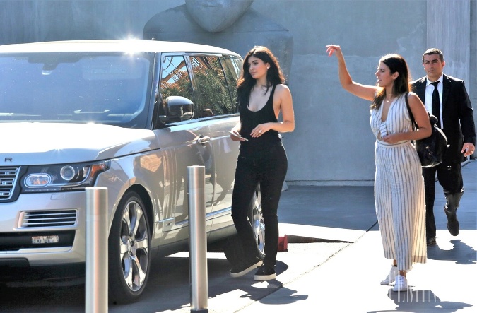 Kylie Jenner sa na nákupy vybrala na závideniahodnom Land Roveri