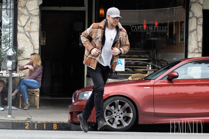 Ryan Gosling si rád zajazdí na svojom červenom BMW