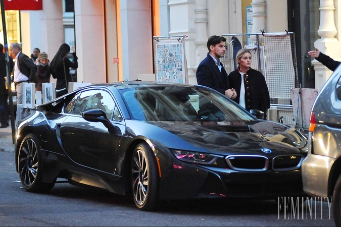Olivia Palermo si so svojím manželom Johannesom Heublom vyšla do ulíc na krásnom BMW