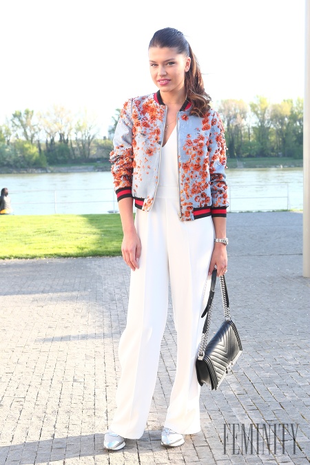 Riaditeľka Miss Slovensko Karolína Chomisteková zvolila príjemne jarný outfit oživený kvetovanou bundičkou