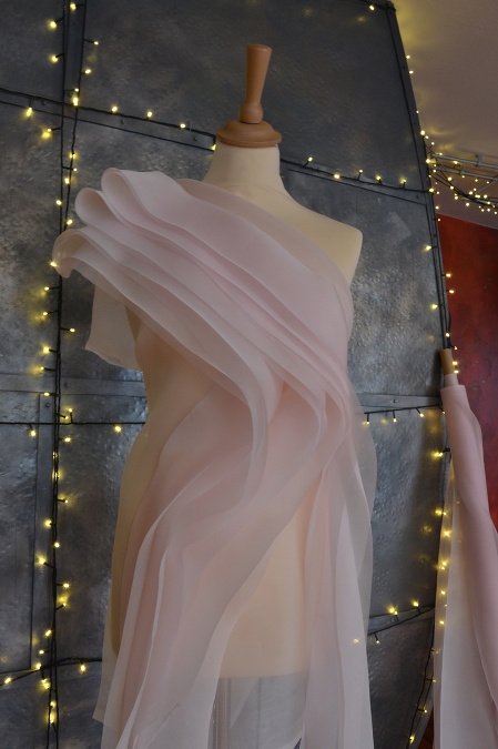 Šaty moderátorky Plesu v opere budú jemnej ružovej farby