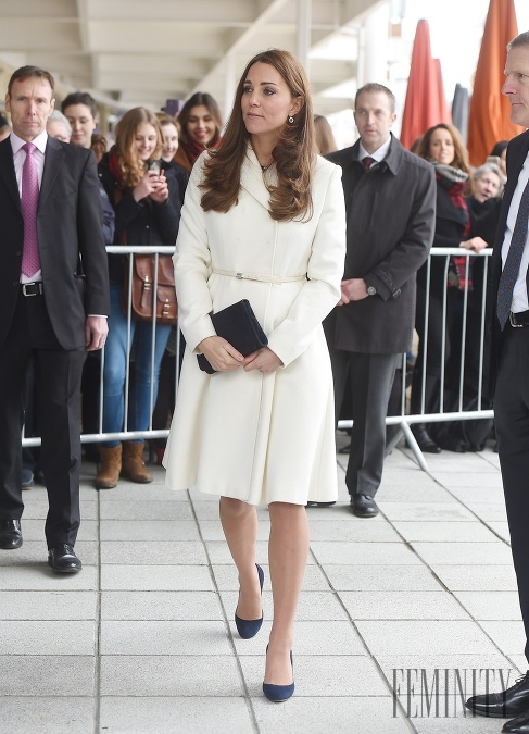 Kate Middleton v bielych šatách, ktoré ukrývajú jej bruško