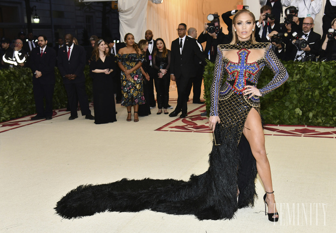 Speváčka Jennifer Lopez ukázala svoju rebelskú stránku v šatách od Balmain