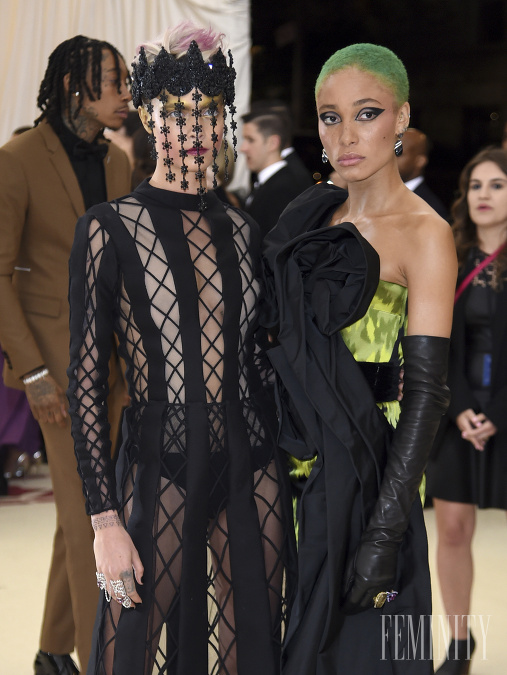 Modelka a herečka Cara delevigne v netradičných šatách od Diora
