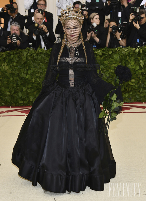 Speváčka Madonna pútala pozornosť ako kresťanská kráľovná v róbe od Jeana Paula Gaultiera