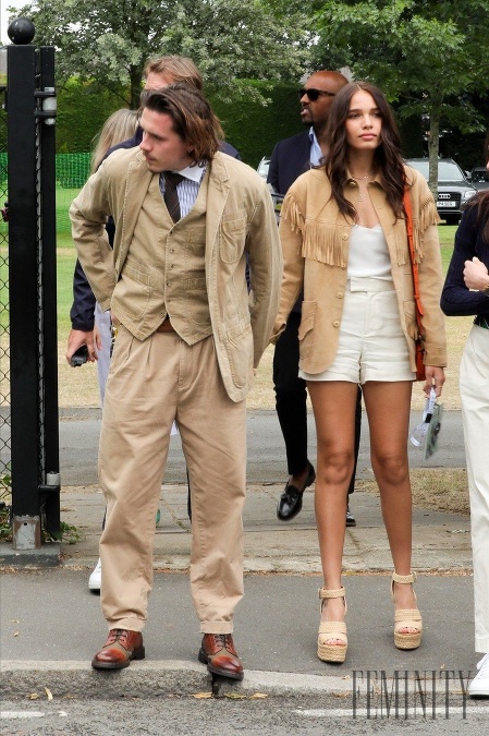 Najstarší syn Beckhamovcov Brooklyn a jeho priateľka, modelka Hana Cross sa na finále Wimbledonu farebne zladili do odtieňov béžovej