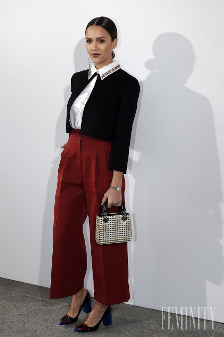 Jessica Alba sa na prehliadke Dior predviedla ako pravá Parížanka