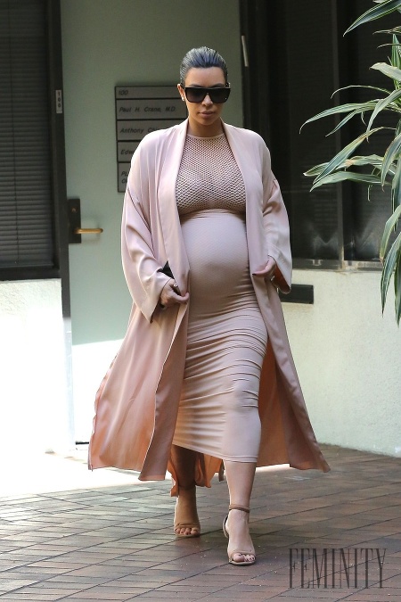 Kim Kardashian je po druhýkrát tehotná a ako sme pri nej zvyknutí, aj s okrúhlym bruškom si dopraje poriadne obtiahnuté a transparentné kúsky
