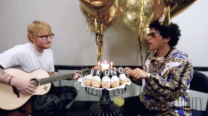 Bruno Mars sa iste potešil nielen svojej narodeninovej torte, ale aj živému koncertu Eda Sheerena