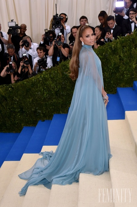 Jennifer Lopez v svetlomodrej róbe 